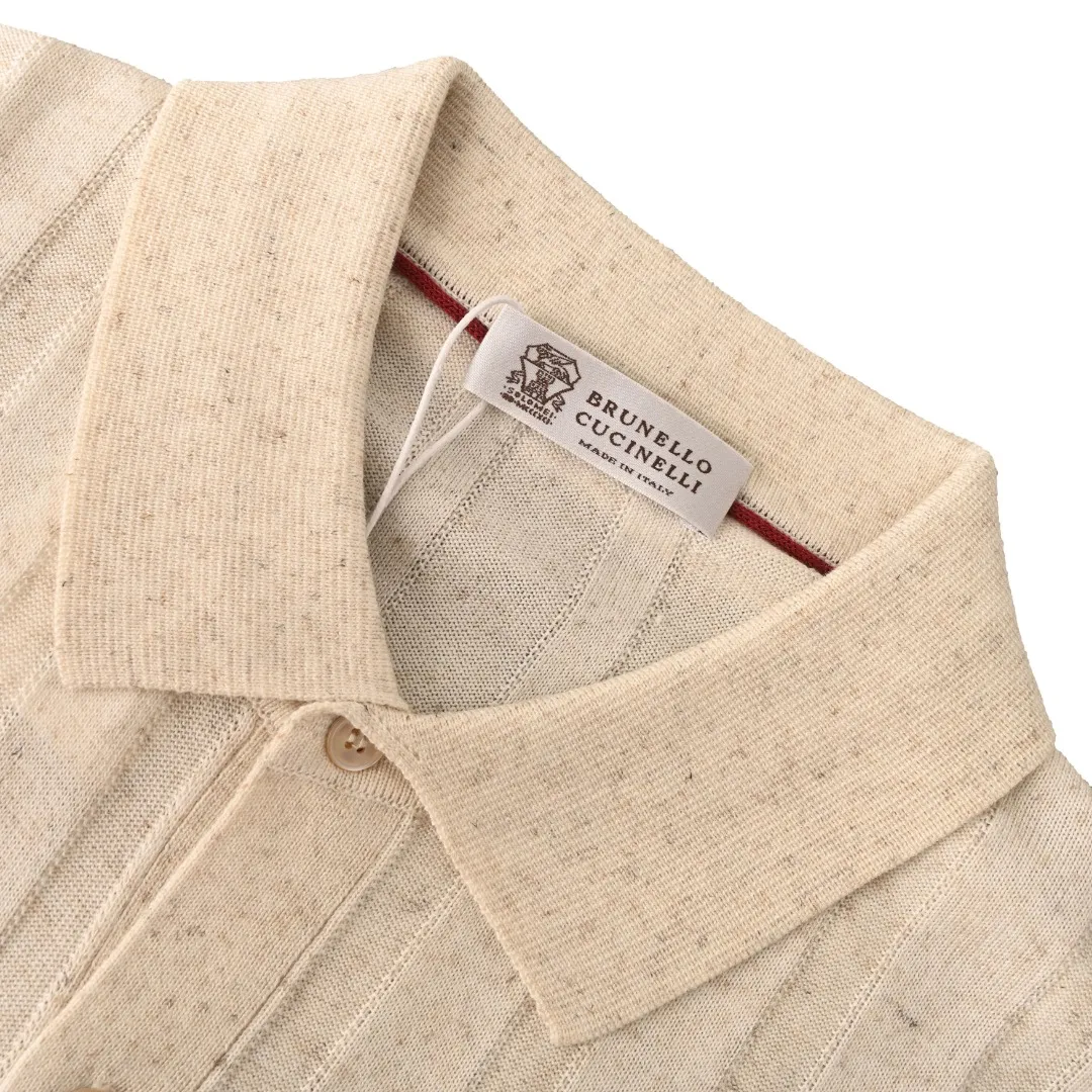 (Higher version) BRUNELLO CUCINELLI BC two-color vertical striped knitted rib short-sleeved cardigan. Purchased as original version 10620. It is made of 75% linen and 25% cotton golden blended fabrics. It combines the natural antibacterial texture of linen and the soft and skin-friendly feel of cotton. It has dry and breathable properties. It bids farewell to the sultry summer heat and is refreshing and non-sticky after long wear. Buttons are dyed and laser engraved to restore the original version. Classic Henry collar design, simple button placket, neat and high-end, casually unbuttoning, easily creating a lazy gentleman atmosphere. The vertical rib texture throughout the body creates a three-dimensional slimming effect, enhancing the layering of the outfit, and the details hide a delicate texture. The ribbing reinforces the collar, cuffs and hem, making it less likely to deform and loosen. It is durable and looks good, taking into account both style and practicality. The light and pastel color system has a low-key matte texture and is suitable for a variety of bottoms. It can be used in business commuting, daily leisure, and light business occasions. BCClassic has a light and luxurious tone, minimalist tailoring and natural fabrics, interpreting Italian low-key luxury and creating a high-end men's summer style outfit. Color: Apricot, Dark Gray Size: M-XXL